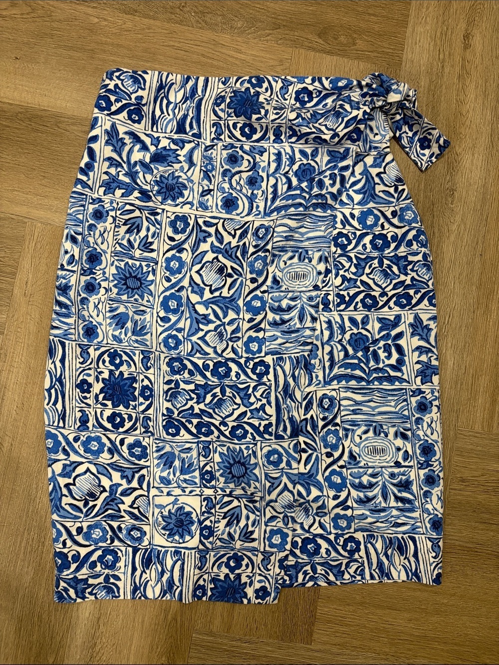 Ann Taylor White Blue Tile Print Floral Wrap Skirt Size 0P